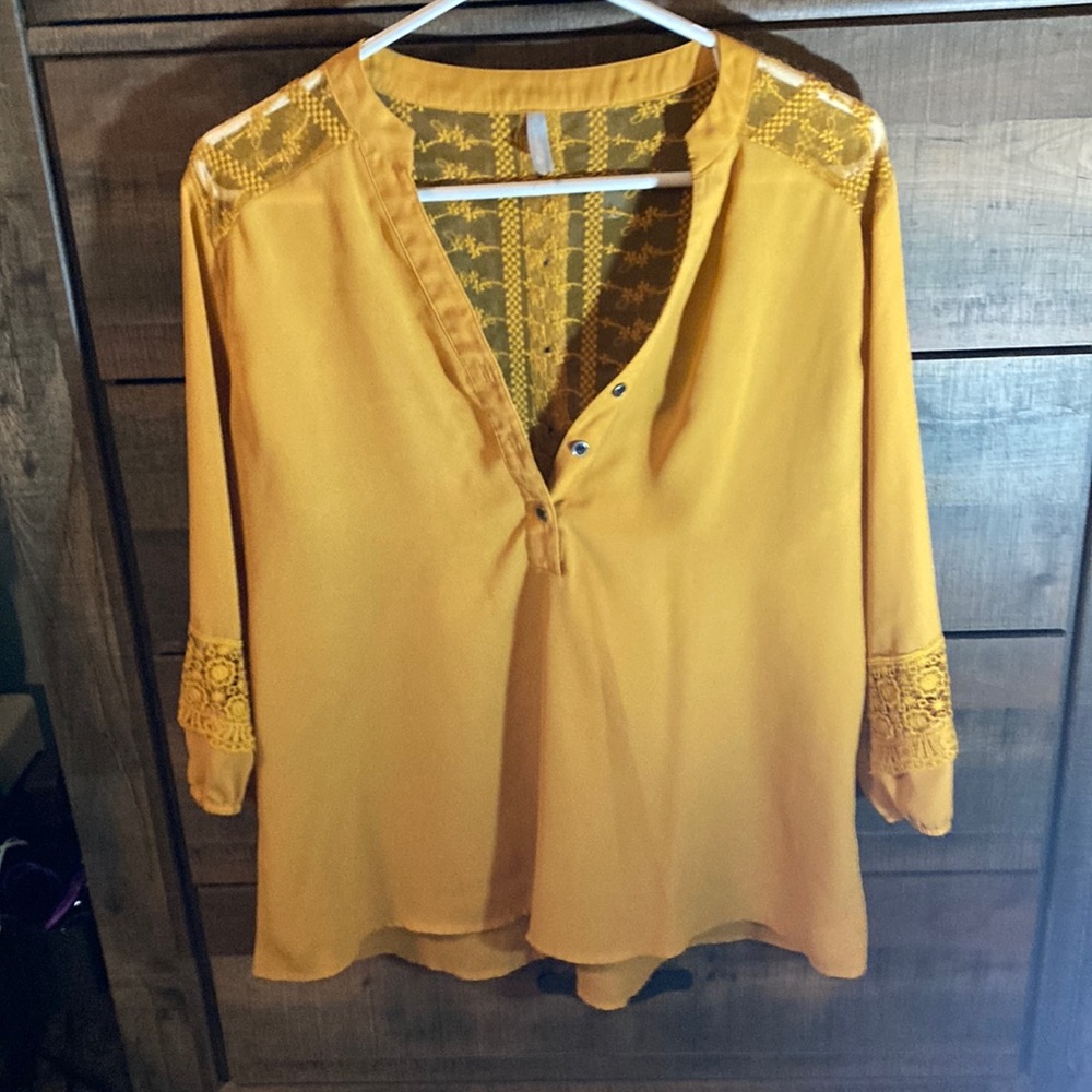 Beautiful details yellow blouse